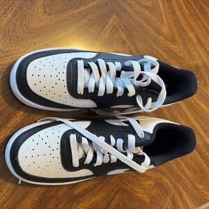 Nike Black and White Woman’s Sneakers